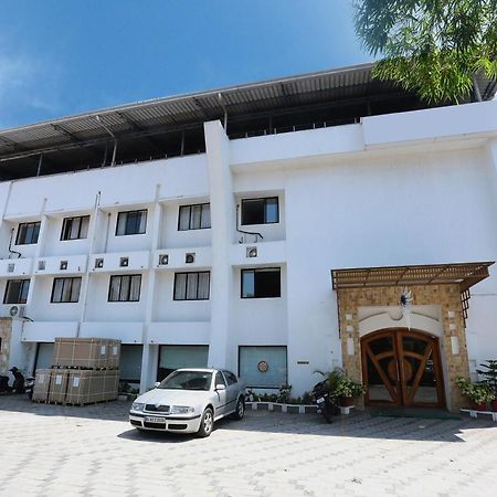 Super Townhouse Dona Castle Hotel Kollam Luaran gambar