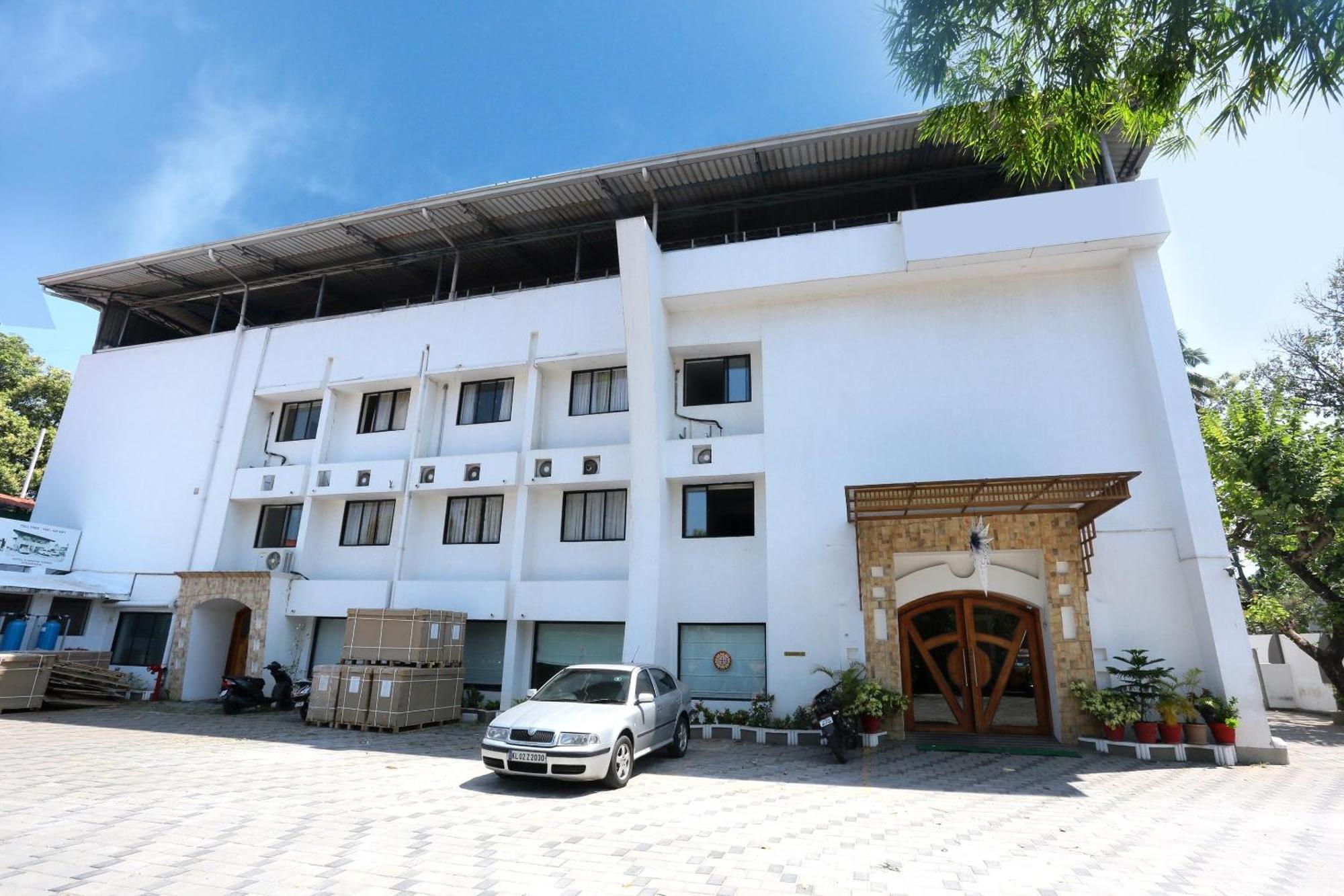 Super Townhouse Dona Castle Hotel Kollam Luaran gambar