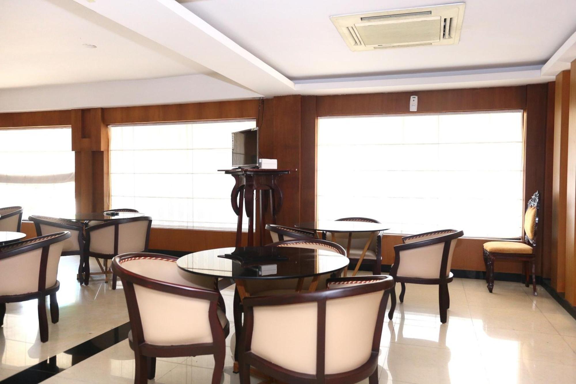 Super Townhouse Dona Castle Hotel Kollam Luaran gambar