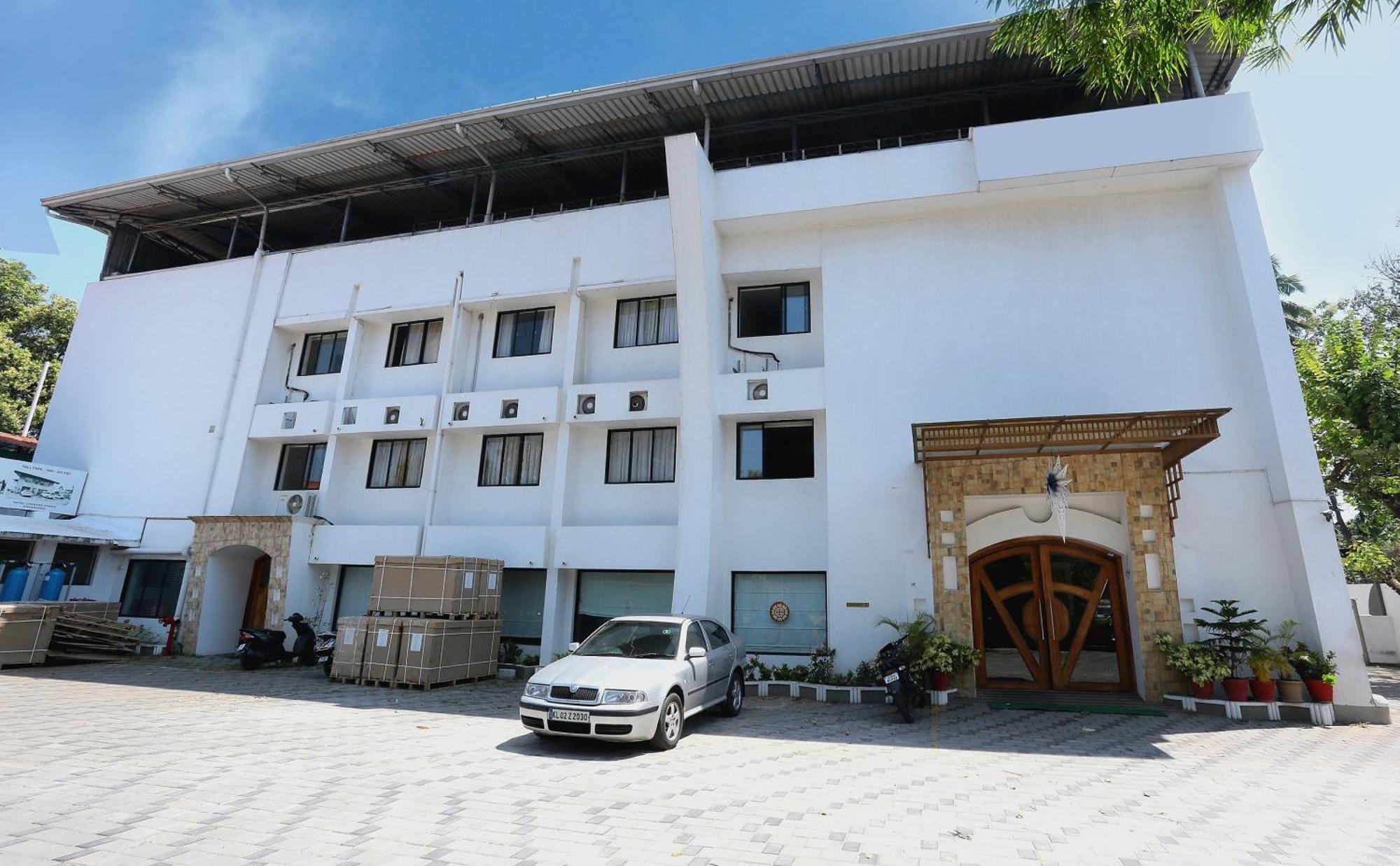 Super Townhouse Dona Castle Hotel Kollam Luaran gambar