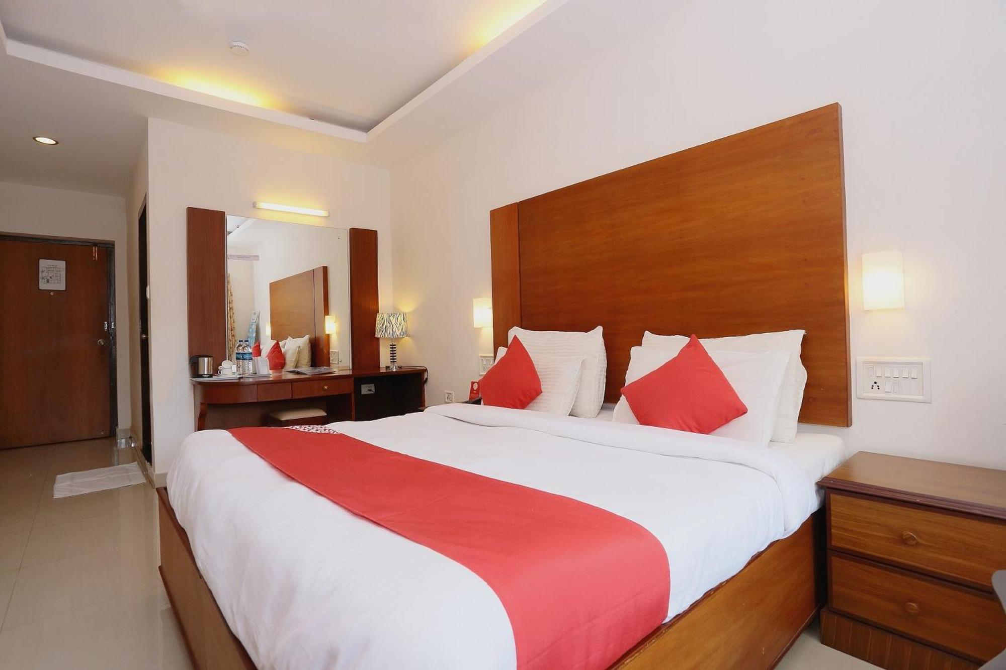 Super Townhouse Dona Castle Hotel Kollam Luaran gambar