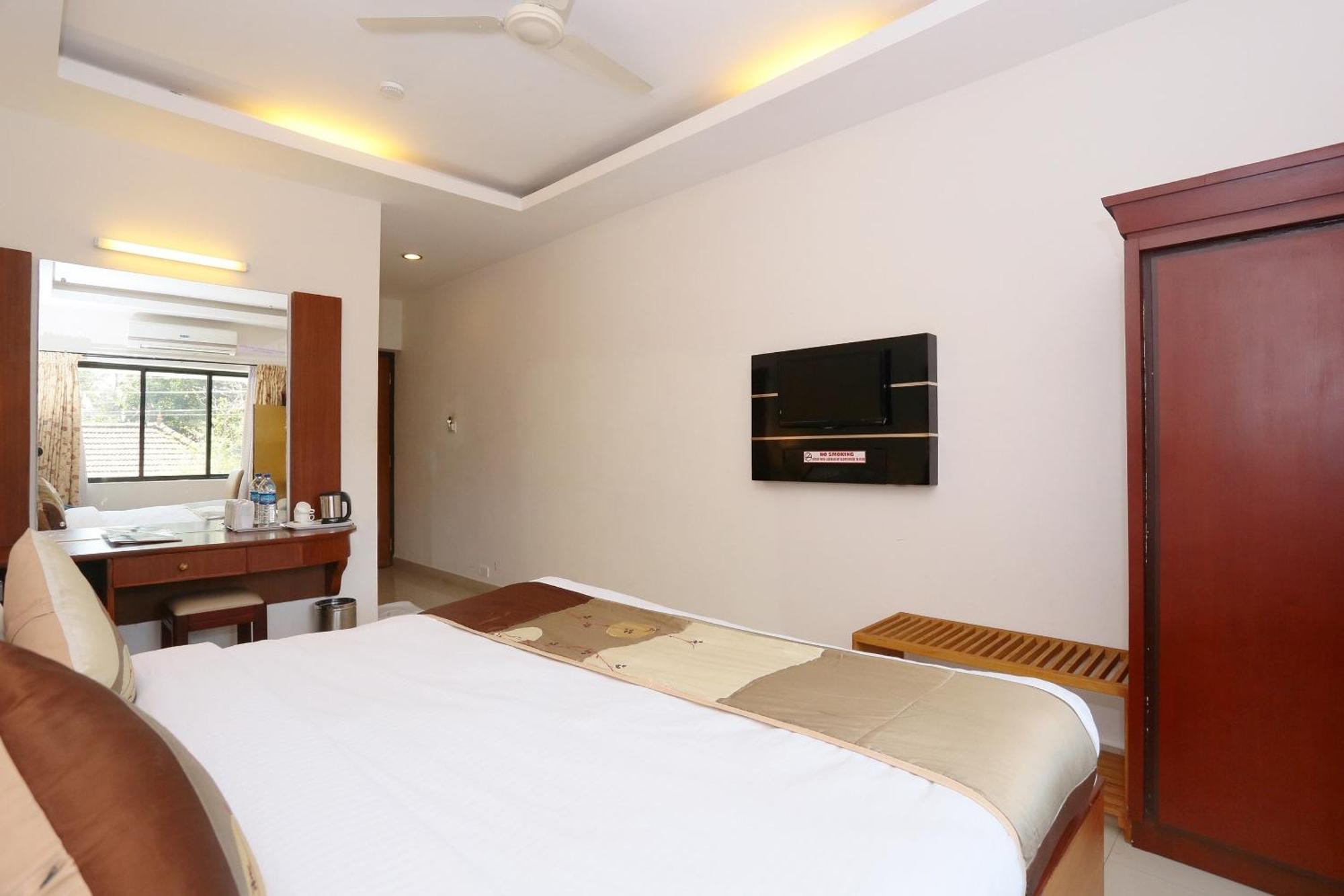 Super Townhouse Dona Castle Hotel Kollam Luaran gambar