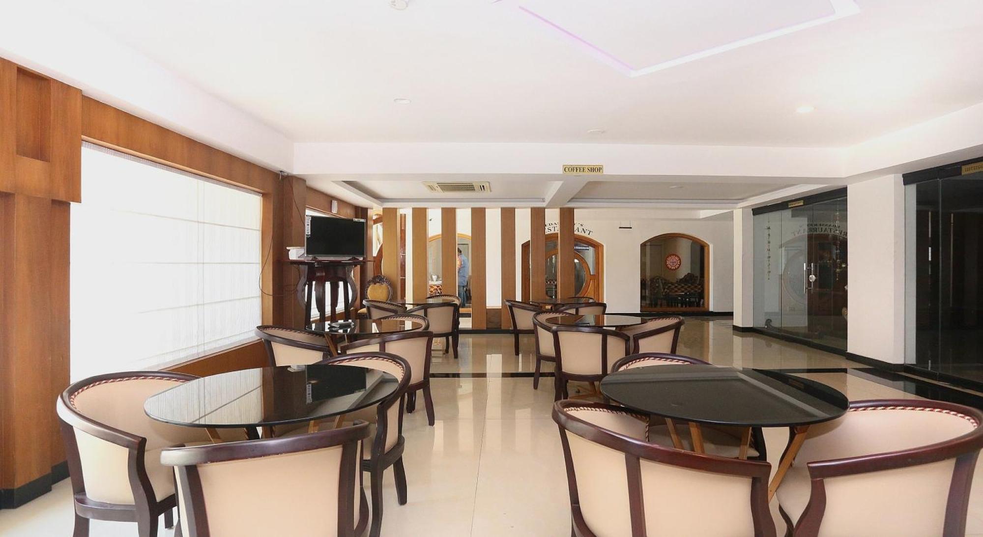 Super Townhouse Dona Castle Hotel Kollam Luaran gambar