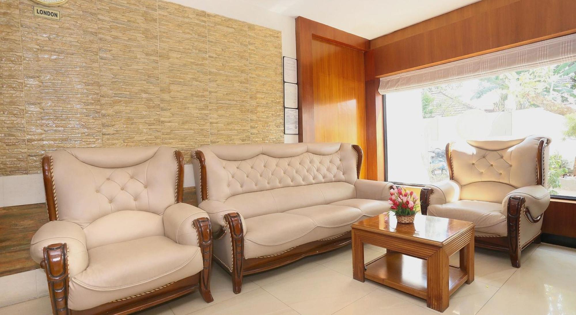 Super Townhouse Dona Castle Hotel Kollam Luaran gambar