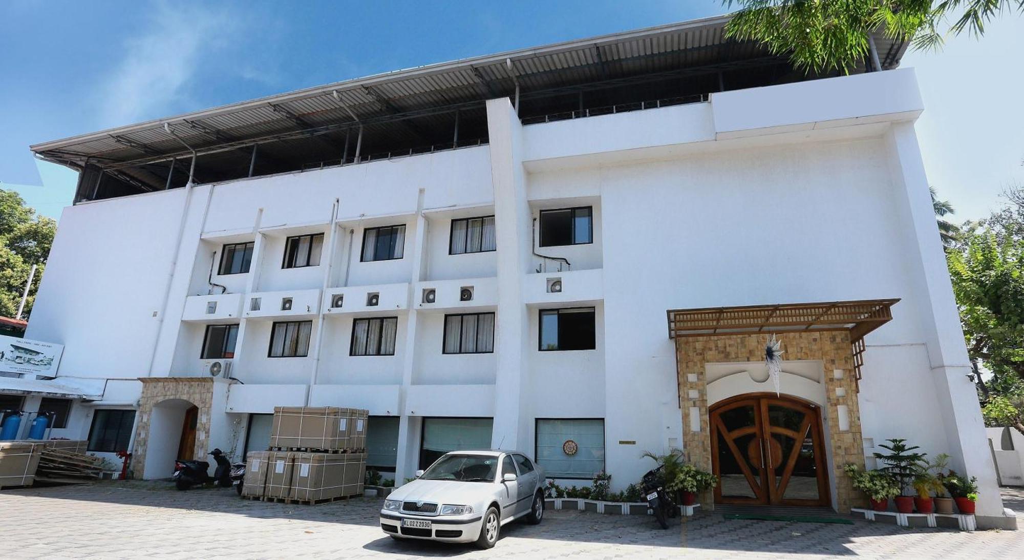 Super Townhouse Dona Castle Hotel Kollam Luaran gambar