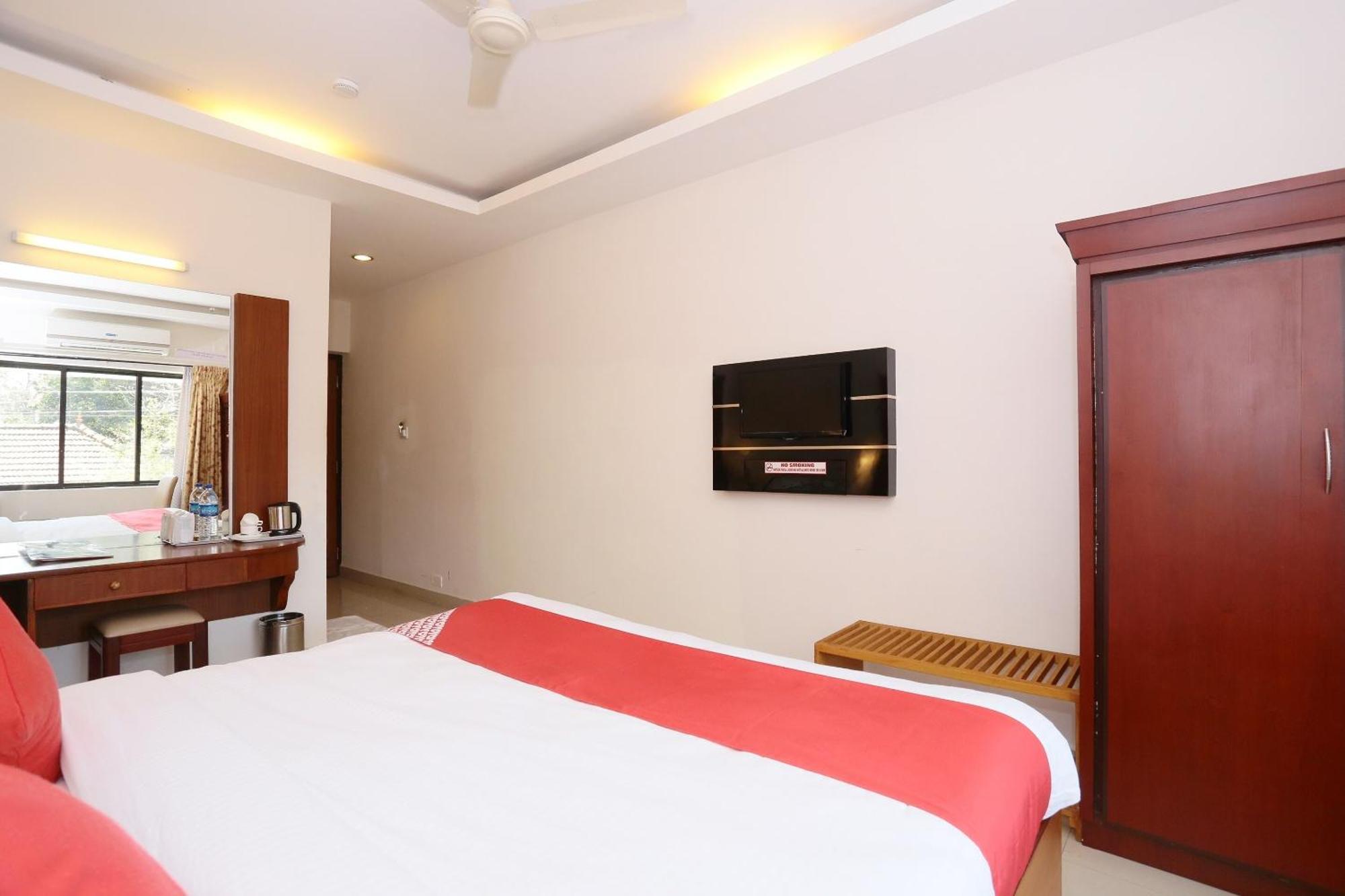 Super Townhouse Dona Castle Hotel Kollam Luaran gambar