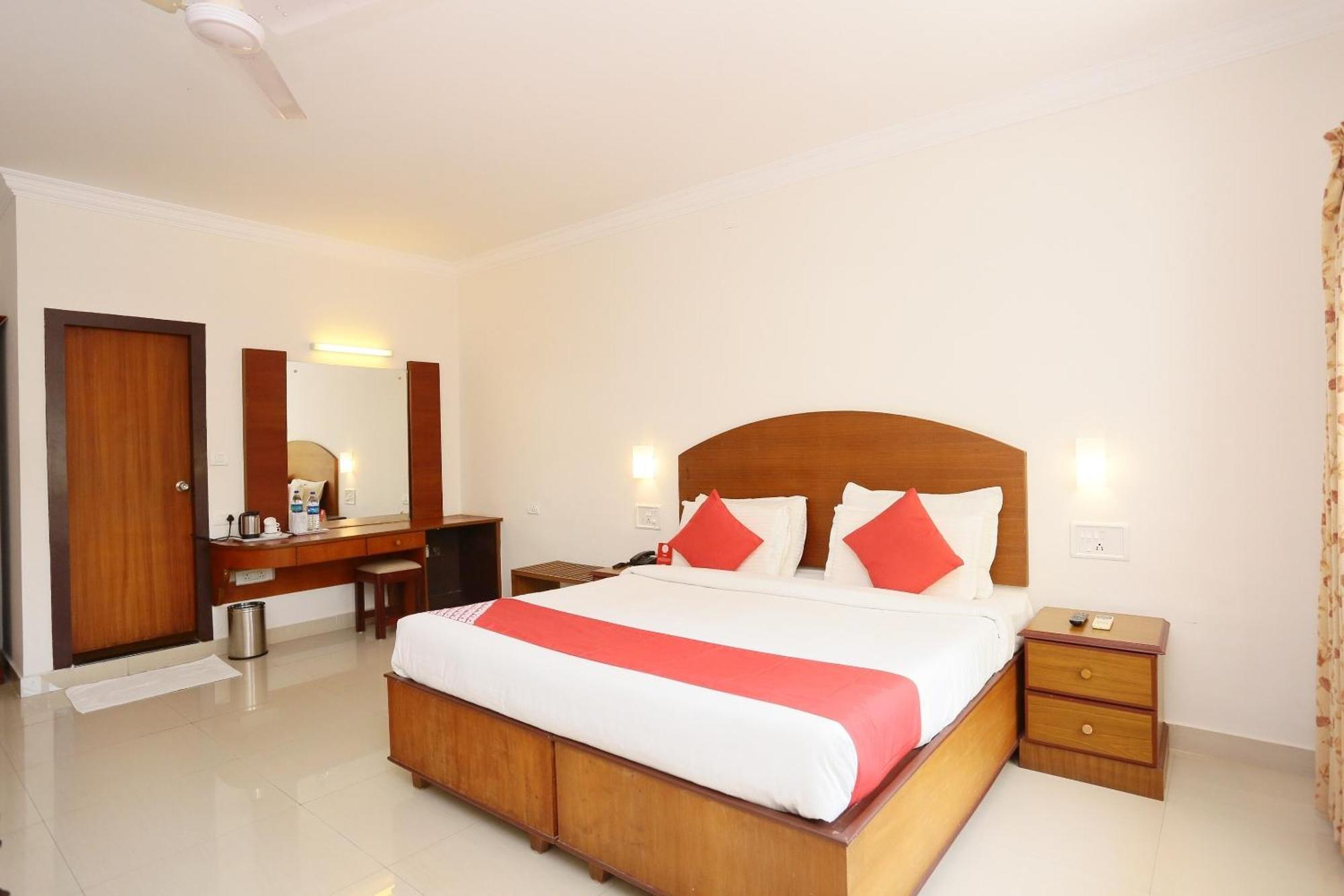 Super Townhouse Dona Castle Hotel Kollam Luaran gambar