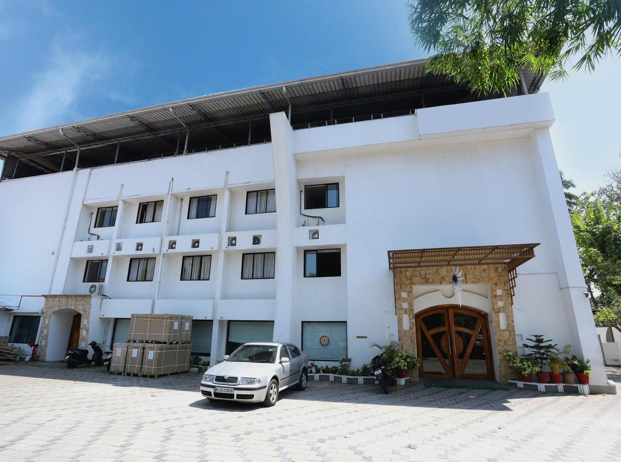 Super Townhouse Dona Castle Hotel Kollam Luaran gambar